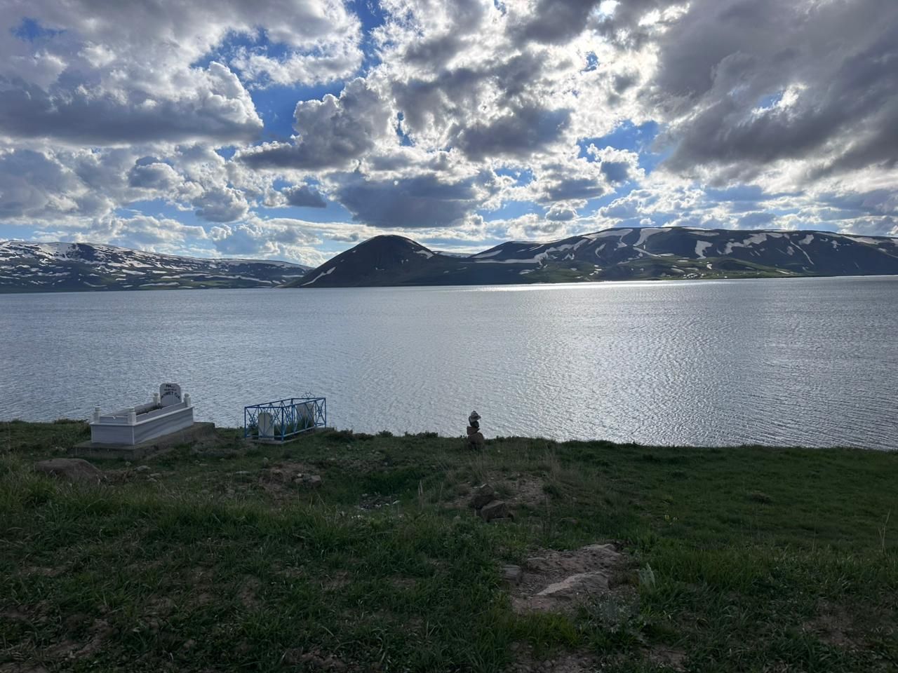 Озеро Балык (Balık Gölü), могилки